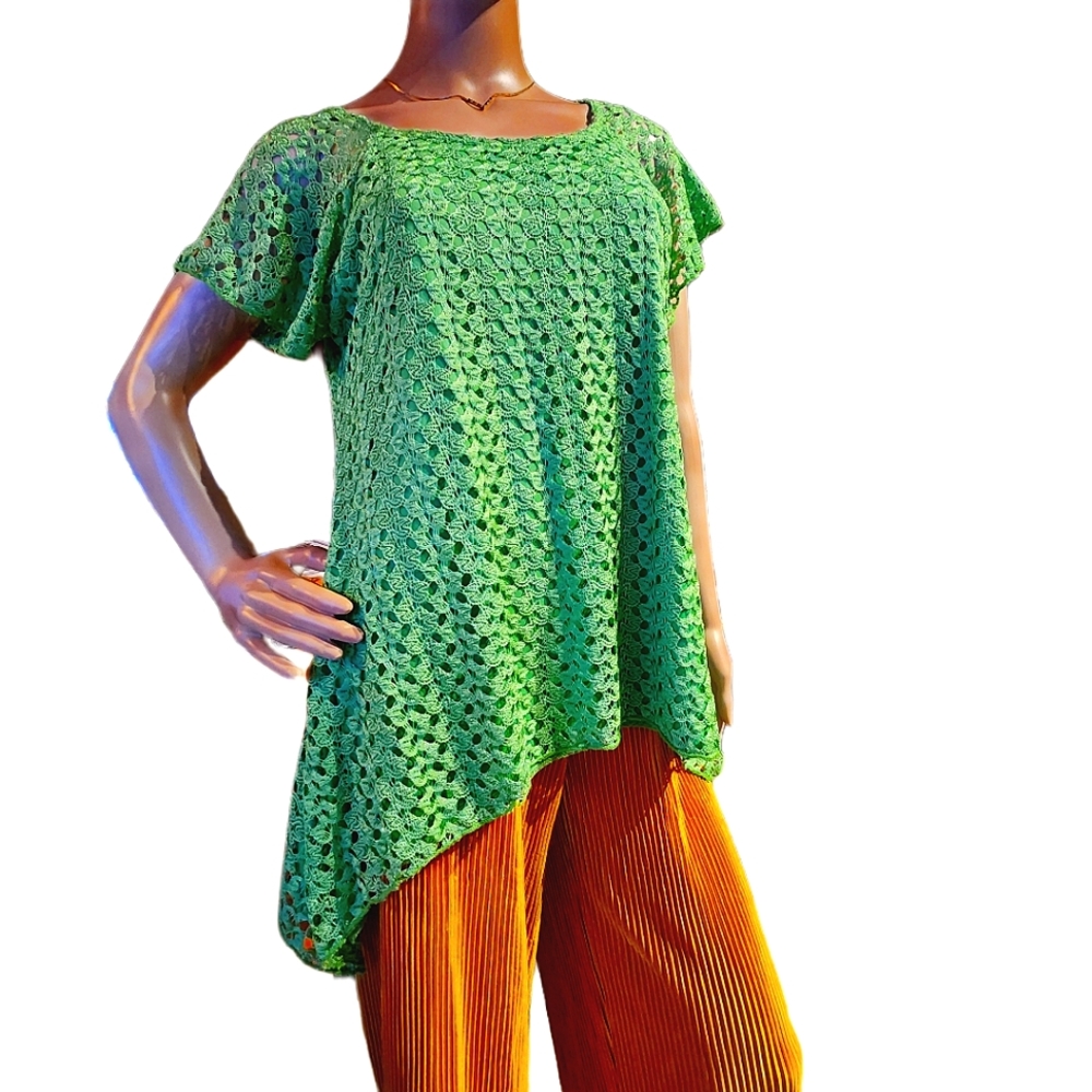 Green Lace Short Sleeve Loose Fitting & Flowy Blouse Size S